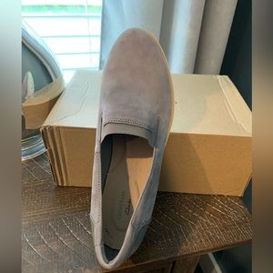 Clarks suede loafer/ womens 10/ light grey